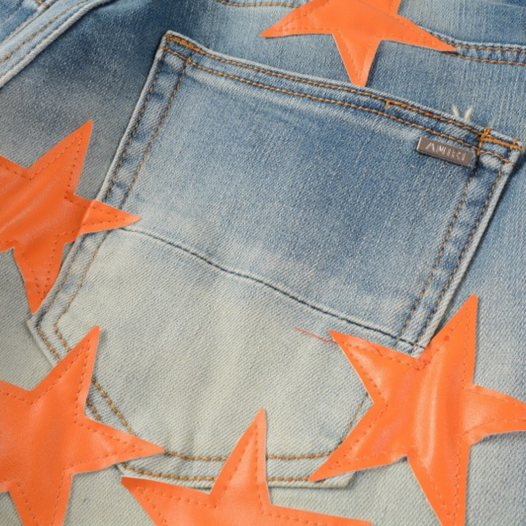 Amiri Slim Fit Designer Jeans mit Orangefarbenen Stern-Patches für Herren