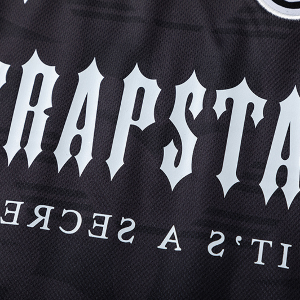 Trapstar Irongate Gradient Triple Black T-Shirt: Exklusives Streetwear Baumwollshirt für Herren