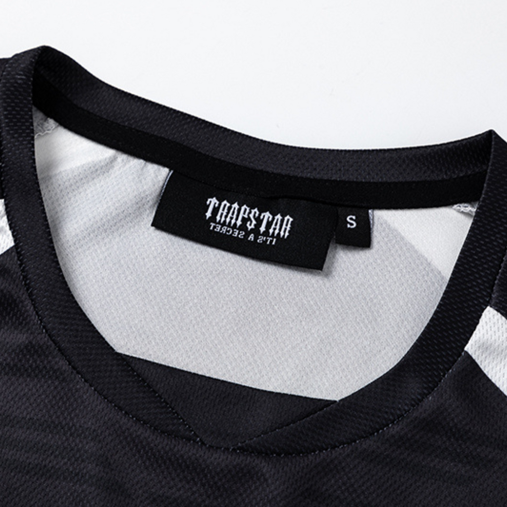 Trapstar Irongate Gradient Triple Black T-Shirt: Exklusives Streetwear Baumwollshirt für Herren