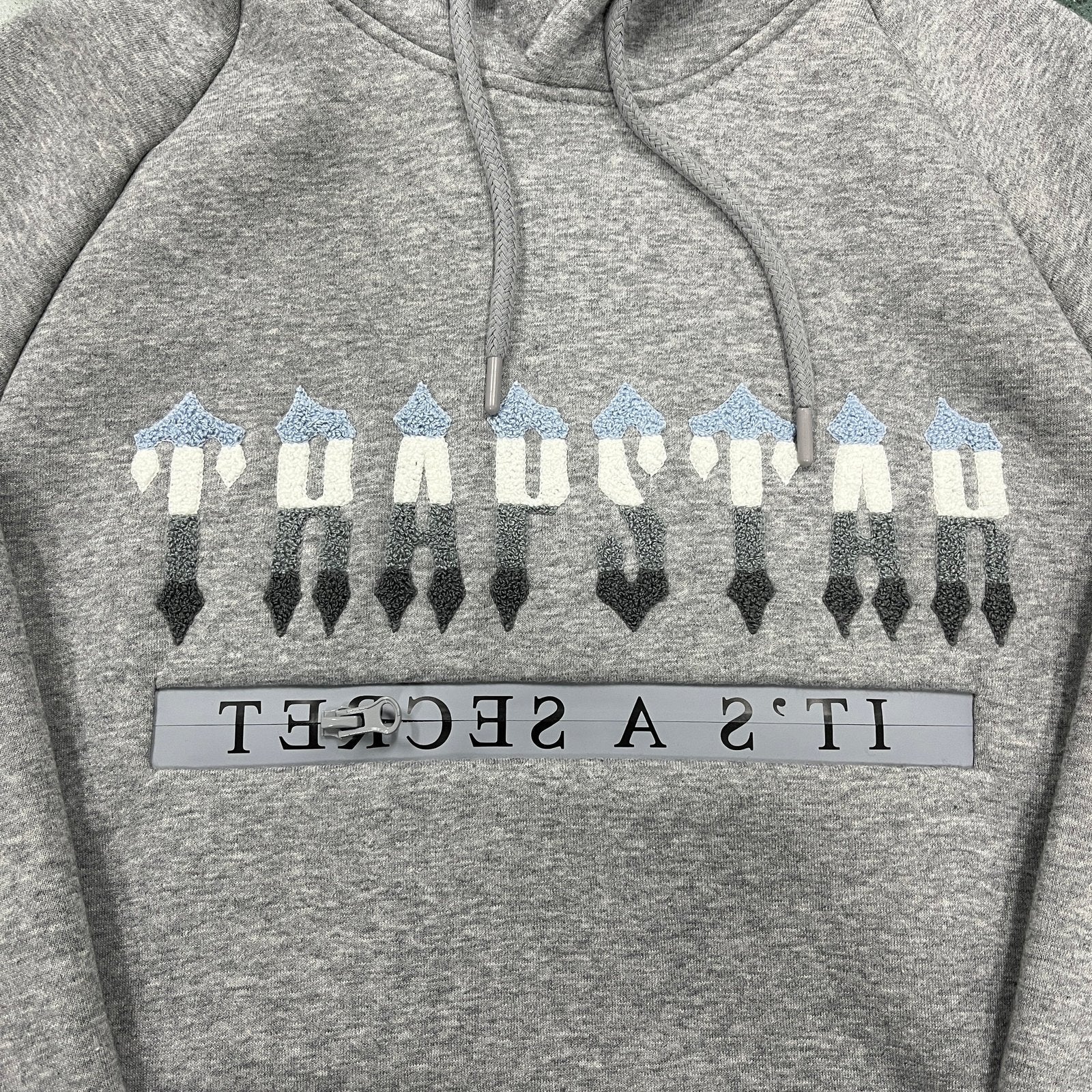 Trapstar Secret Decoded 2.0 Grauer Kapuzen-Jogginganzug – Stylischer Streetwear Set