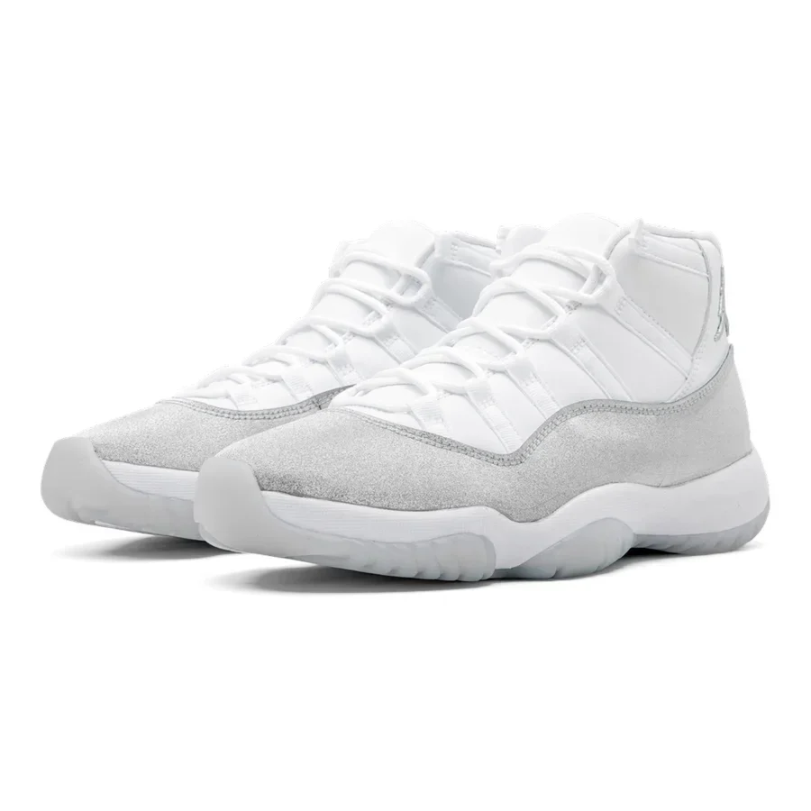 Opulenter Air Jordan 11 Retro WMNS 'Metallic Silver' Damen Sneaker: Glänzendes Design