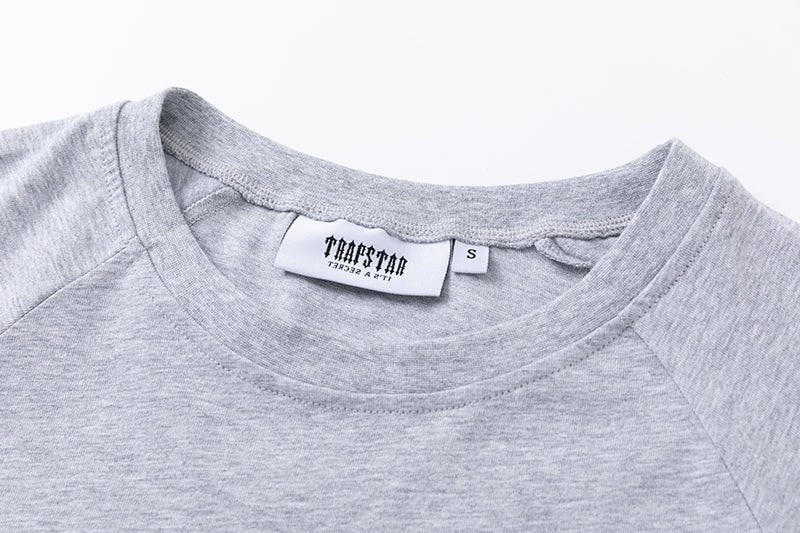 Trapstar Decoded Graues Chenille Kurzset - Stilvolles Sommer Streetwear Outfit Herren