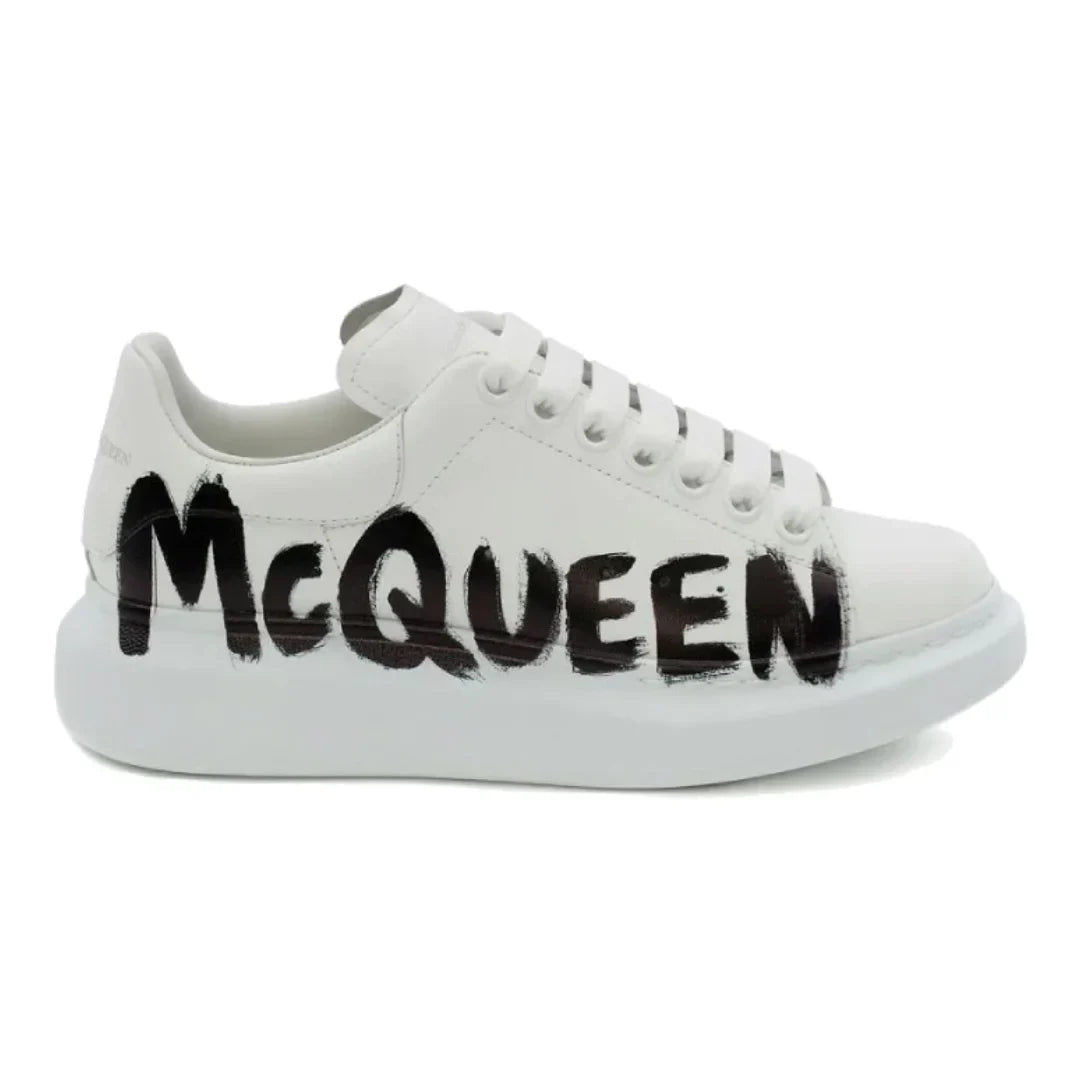 Alexander McQueen Graffiti Weiße Designer Luxus Sneaker – Urbaner Statement-Stil